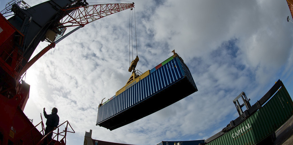 contentor de exportação içado por uma grua
