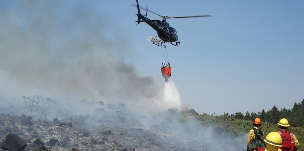 helicóptero a apagar fogo