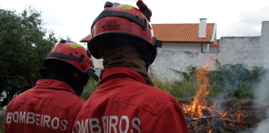 dois bombeiros numa queimada