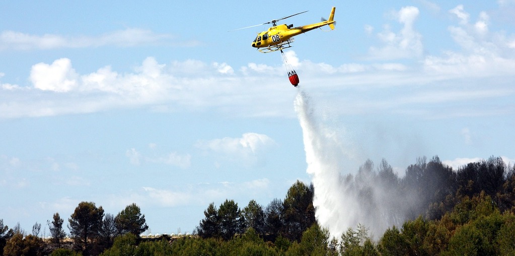 helicoptero a sobrevoar floresta