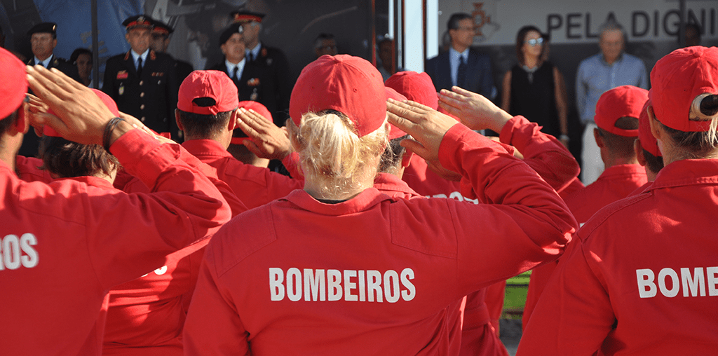Bombeiros de costas a fazer continência
