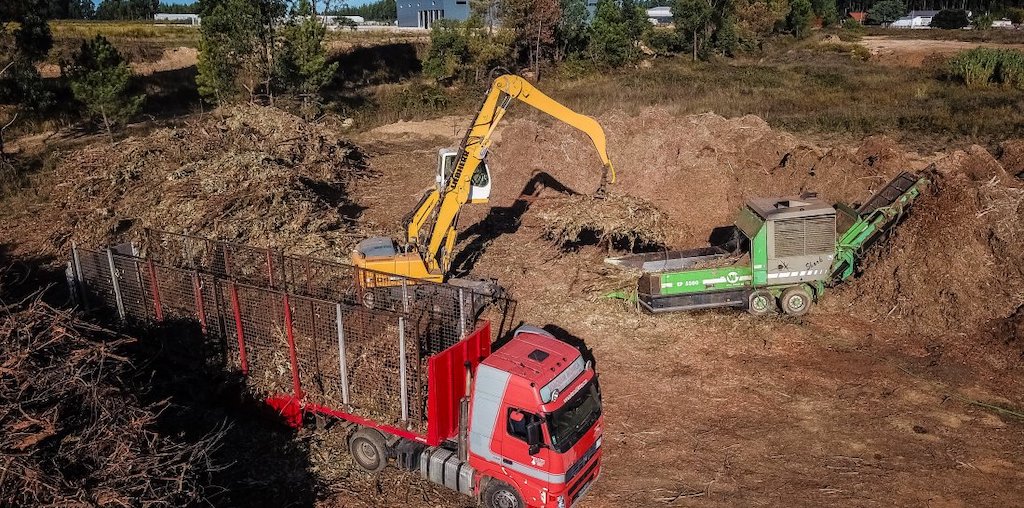 máquinas a trabalhar na floresta